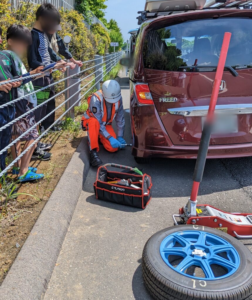 タイヤ応急処置中の写真