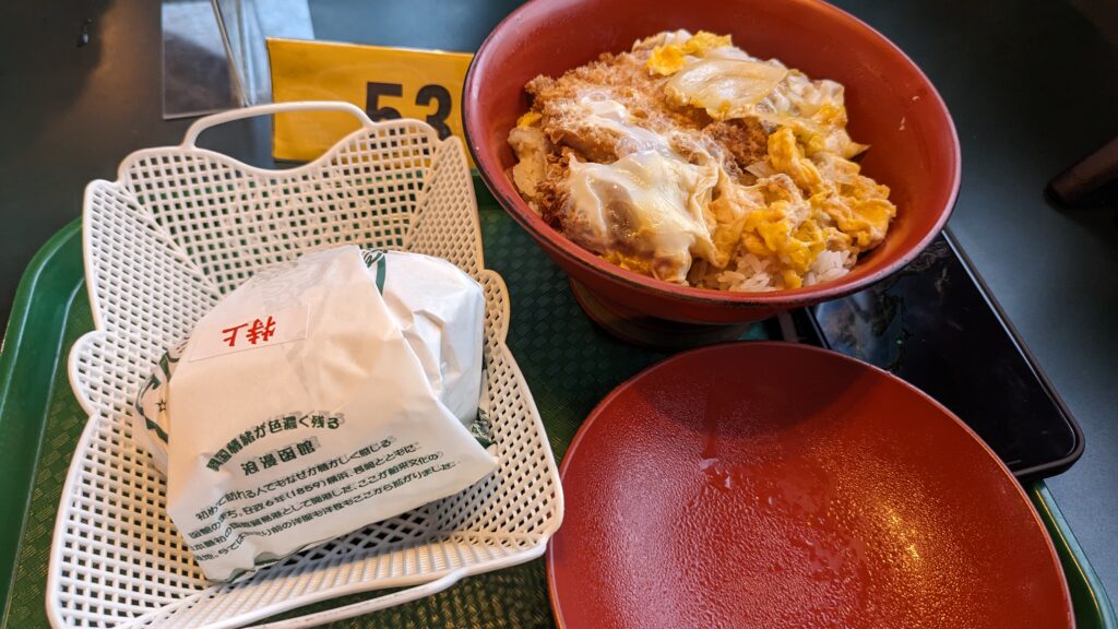 チャイニーズチキンバーガーとかつ丼